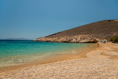 Serifos adası, Yunanistan 06: 21 2022 - Yunanistan 'ın Serifos adasında şeffaf turkuaz suyu bulunan Agios Sostis plajı