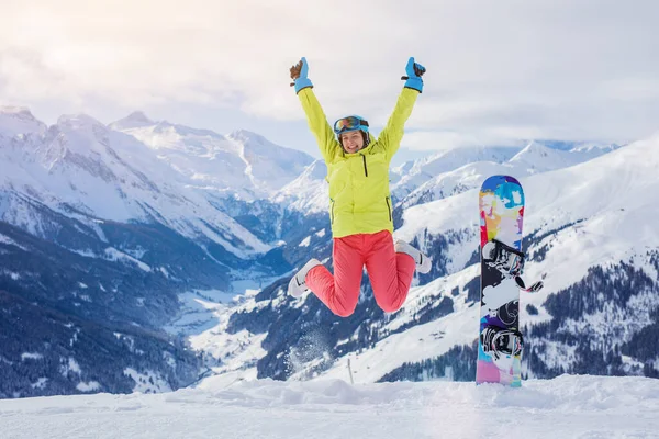 幸せな女の子のスノーボーダーが冬のスキー リゾートを楽しんでいます — ストック写真
