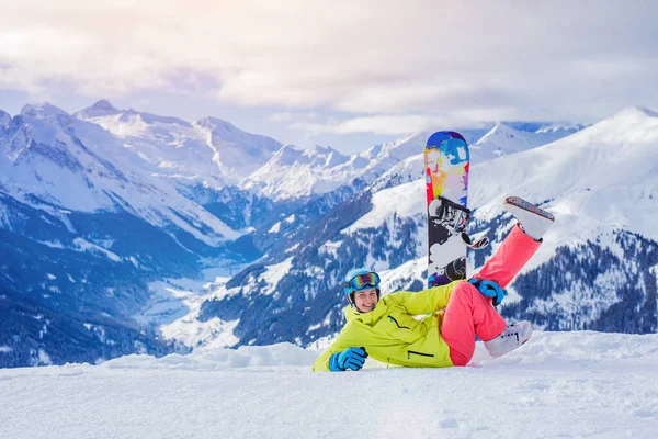 幸せな女の子のスノーボーダーが冬のスキー リゾートを楽しんでいます — ストック写真