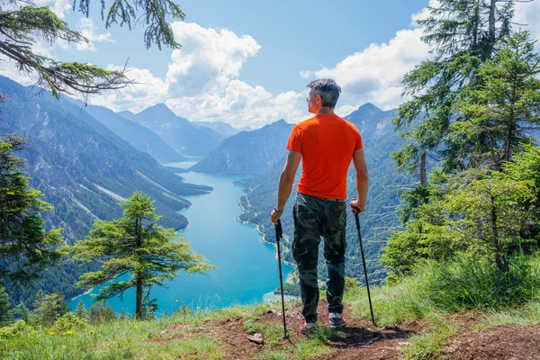 Wędrowiec Alpach Turysta Plecakiem Wędrujący Nad Jeziorem Alpy Bawaria Niemcy — Zdjęcie stockowe