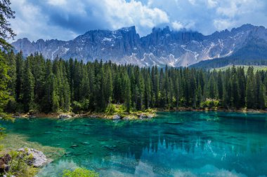 İtalya 'da Dolomites, Carezza Gölü, Lago di Carezza, Karersee, Bolzano Dağı, İtalya. Arka planda Carezza Gölü veya Karersee ve Dolomitlerin manzarası