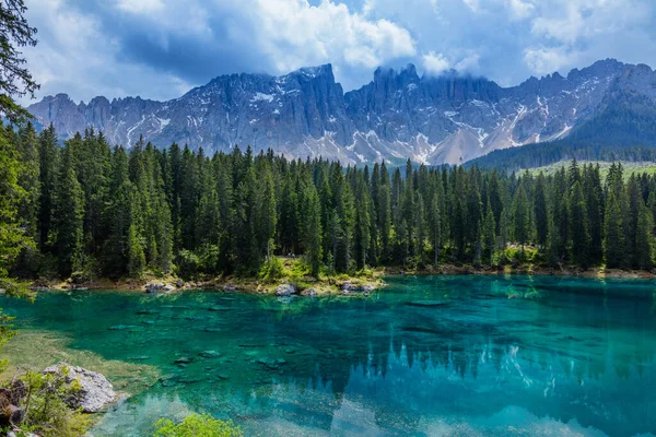 意大利多洛美地的蓝湖 意大利南蒂罗尔的卡里萨湖 意大利博尔扎诺省的卡雷塞湖和拉曼山 Carezza湖或Karersee湖的景观和背景中的白云石 — 图库照片