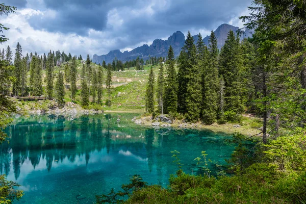 Blå Sjö Dolomiterna Italien Carezza Sjön Lago Carezza Karersee Med Royaltyfria Stockbilder