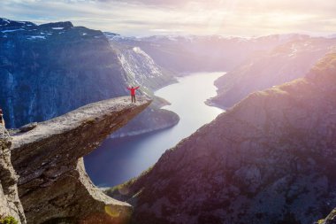 Norveç 'te Trolltunga' da takılan bir kadın. Yüksek kalite fotoğraf