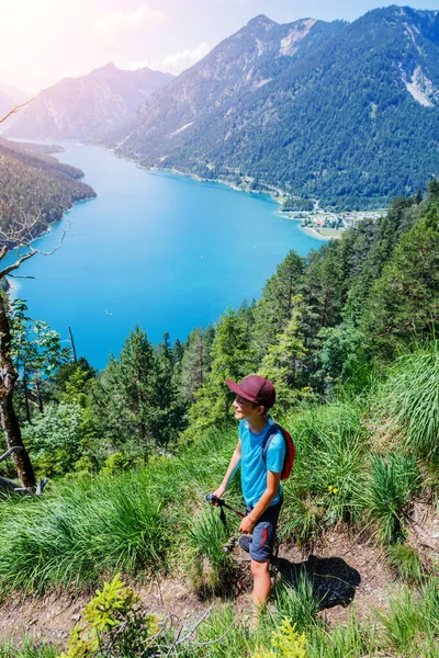 Кращий Гірський Похід Милий Хлопчик Пішохідним Обладнанням Горах Ліцензійні Стокові Фото