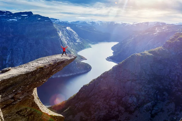 Жінка Стрибає Трольтунзі Норвегії Високоякісна Фотографія Ліцензійні Стокові Зображення
