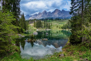 İtalya 'da Dolomites, Carezza Gölü, Lago di Carezza, Karersee, Bolzano Dağı, İtalya. Arka planda Carezza Gölü veya Karersee ve Dolomitlerin manzarası