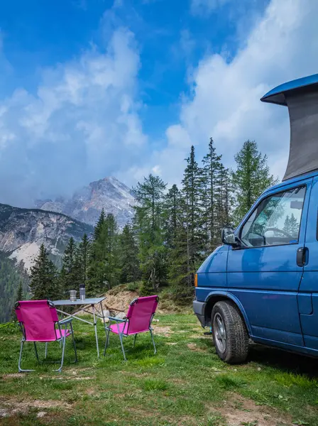 Camper Furgonetas Valle Con Increíbles Vistas Del Paisaje Bosques Montañas Imágenes De Stock Sin Royalties Gratis