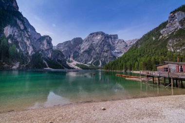 Dolomitlerdeki Braies Gölü, İtalya. Yüksek kalite fotoğraf