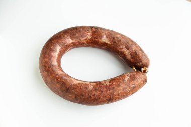 Türk mutfağında kullanılan çeşitli baharatlardan yapılan ev yapımı kangal sucuk, beyaz arka planda izole edilmiş.