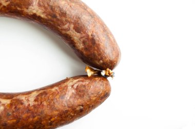 Türk mutfağında kullanılan çeşitli baharatlardan yapılan ev yapımı kangal sucuk, beyaz arka planda izole edilmiş.