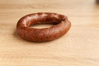 Ev yapımı kangal sucuk Türk mutfağında meşe kesme tahtasında kullanılan çeşitli baharat karışımlarından yapılmıştır.