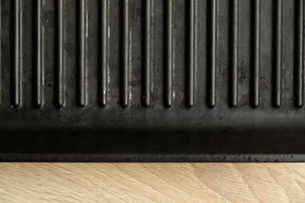 Пустой Черный Чугунный Гриль Кастрюля Современной Дубовой Кухне Столешницы Современное — стоковое фото