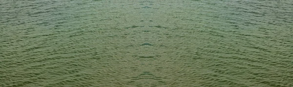 海や海の水 青と緑の塩辛い海の水のテクスチャのトップビュー — ストック写真