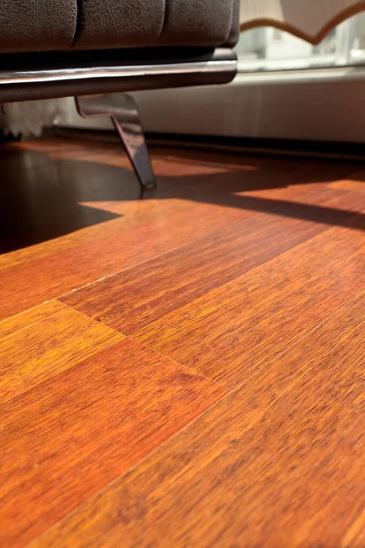 Mahagoni Parkett Zimmer Mit Sesseln Einem Standard Wohnumfeld Mahagoni Holzmaserung — Stockfoto