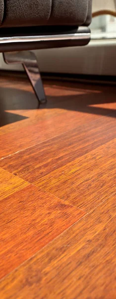 標準的な家庭環境でアームチェア付きの部屋でマホガニーの床のパーティー マホガニーの木の木目の質感 — ストック写真