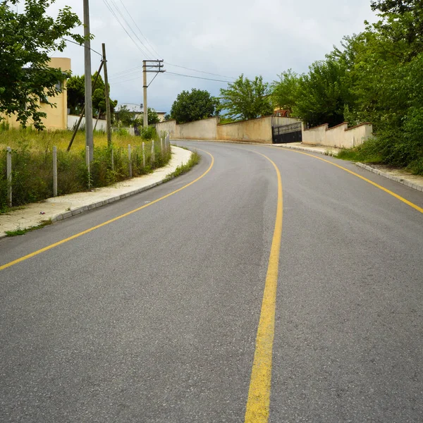 Quiet Winding Town Road Clean Yellow Lined Asphalt Road Winding — Stock Photo, Image