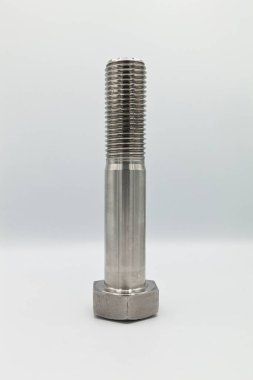 Metrik A4 sürgülü paslanmaz çelik metal, endüstriyel işlemeli metal parçası, beyaz arka planda izole edilmiş.