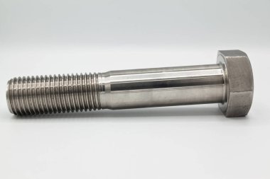 Metrik A4 sürgülü paslanmaz çelik metal, endüstriyel işlemeli metal parçası, beyaz arka planda izole edilmiş.