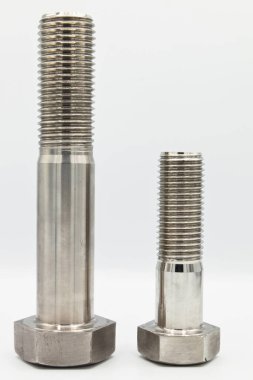 Metrik A4 cıvatalı paslanmaz çelik metal, endüstriyel işlemeli metal parçası, beyaz arka planda izole edilmiş.