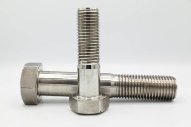 Metrik A4 cıvatalı paslanmaz çelik metal, endüstriyel işlemeli metal parçası, beyaz arka planda izole edilmiş.