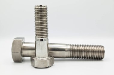Metrik A4 cıvatalı paslanmaz çelik metal, endüstriyel işlemeli metal parçası, beyaz arka planda izole edilmiş.