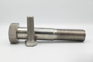 Metrik A4 cıvatalı paslanmaz çelik metal, endüstriyel işlemeli metal parçası, beyaz arka planda izole edilmiş.
