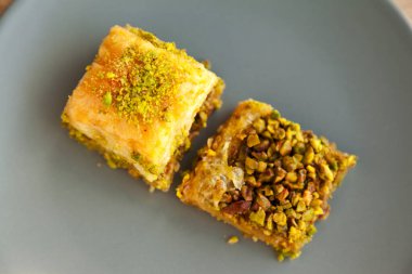 Fıstıklı Baklava, Türk mutfağının en güzel tatlılarından biri, Türk tatlı baklavası, gri tabakta.
