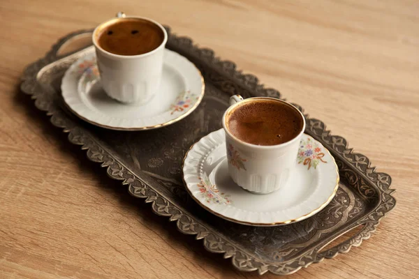 Traditionellt Skummande Turkiskt Kaffe Mönstrad Vit Kopp Metallbricka Ett Ekbord — Stockfoto