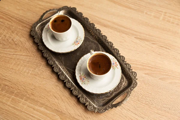 Tradycyjna Piankowa Kawa Turecka Wzorzystej Białej Filiżance Metalowej Tacy Dębowym — Zdjęcie stockowe