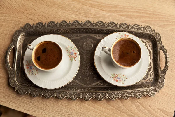 Традиционный Пенный Турецкий Кофе Узорчатой Белой Чашке Металлическом Подносе Дубовом — стоковое фото