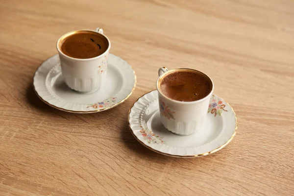 Традиционная Пена Два Турецкий Кофе Узорчатой Белой Чашки Дубовый Журнальный — стоковое фото