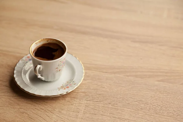 Hagyományos Habos Török Kávé Mintázott Fehér Csésze Tölgyfa Dohányzóasztalon — Stock Fotó