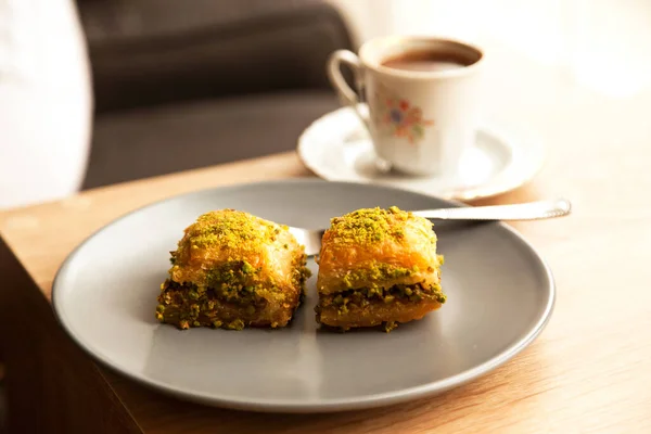 터키의 빵나무로 피스타치오가 접시에 터키식 커피와 — 스톡 사진
