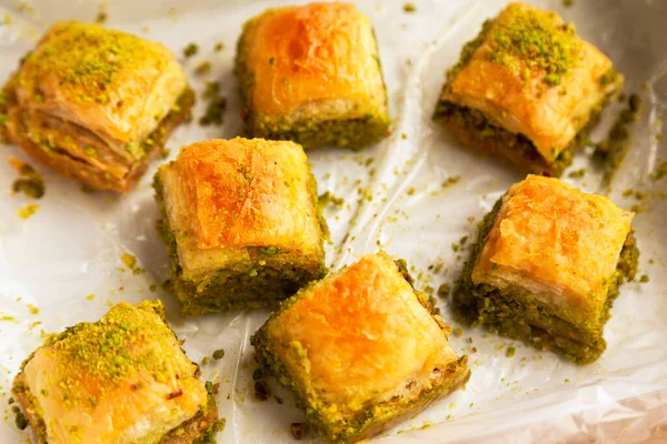 피스타치오가 바크라바 요리에서 아름다운 디저트중 패키지 터키의 빵나무 터키의 — 스톡 사진