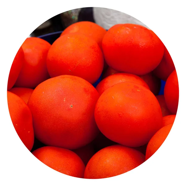 新鲜美味的西红柿 所有的有机西红柿 新鲜的红色有机西红柿 在厨房桌子上 — 图库照片