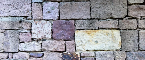 粗壮的米黄色和紫色的切割石墙 适合背景 无缝排列 — 图库照片