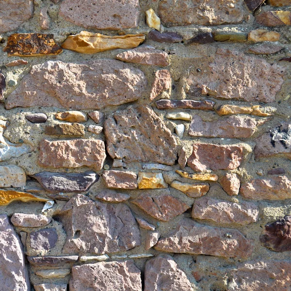 粗壮的米黄色和紫色的切割石墙 适合背景 无缝排列 — 图库照片
