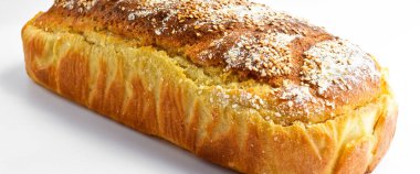 Taze pişmiş besin ve ev yapımı altın renkli ekmek, beyaz arka planda izole edilmiş.