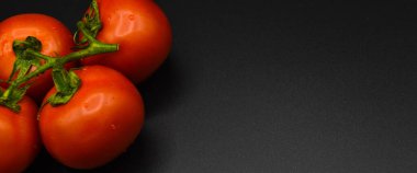 Taze lezzetli domates, organik domates, taze kırmızı organik domates, siyah arka planda izole edilmiş.