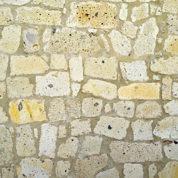 粗壮的黄色和米黄色的切割石墙 适合背景 无缝排列 — 图库照片