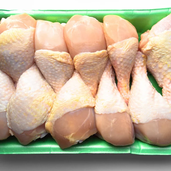 新鲜未煮熟的鸡腿片 绿色袋装 可随时烹调 背景为白色 — 图库照片