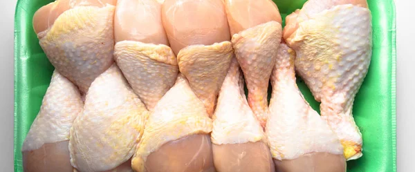 Świeże Niegotowane Kawałki Mięsa Kurczaka Zielonym Opakowaniu Gotowe Gotowania Białym — Zdjęcie stockowe