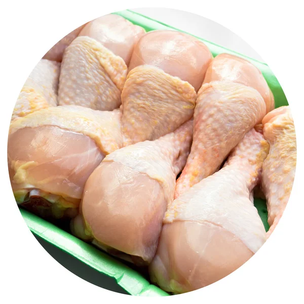 Świeże Niegotowane Kawałki Mięsa Kurczaka Zielonym Opakowaniu Gotowe Gotowania Białym — Zdjęcie stockowe