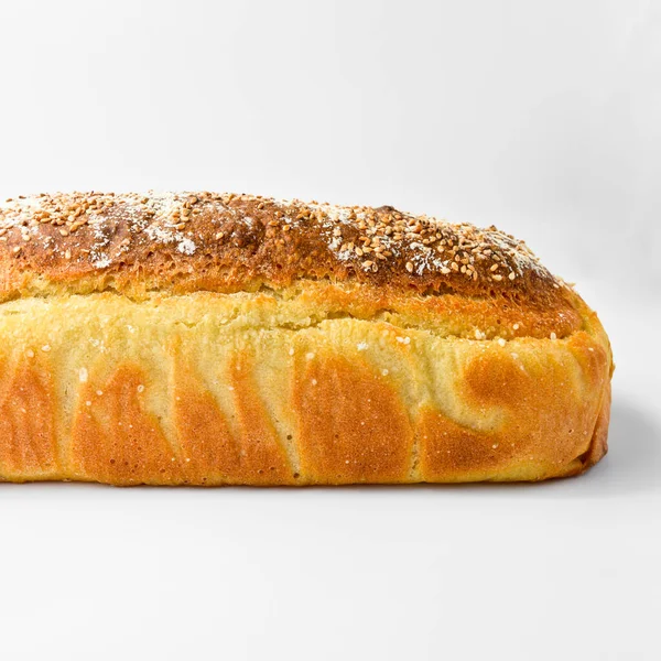 Свіжий Запечений Поживний Золотистий Хліб Домашній Ізольований Білому Тлі — стокове фото