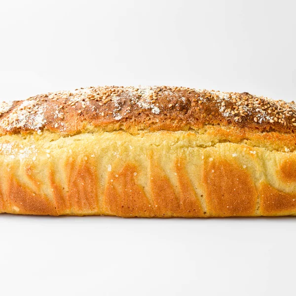 新鲜烘焙的营养和金色面包自制 白色背景隔离 — 图库照片