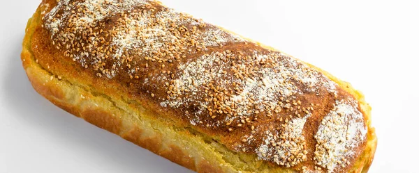 Pão Fresco Cozido Nutritivo Dourado Caseiro Isolado Sobre Fundo Branco — Fotografia de Stock