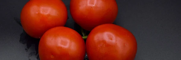 新鲜美味的西红柿 所有的有机西红柿 新鲜的红色有机西红柿 被黑色背景隔离 — 图库照片
