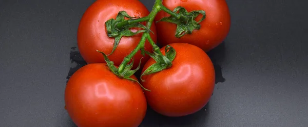 新鲜美味的西红柿 所有的有机西红柿 新鲜的红色有机西红柿 被黑色背景隔离 — 图库照片
