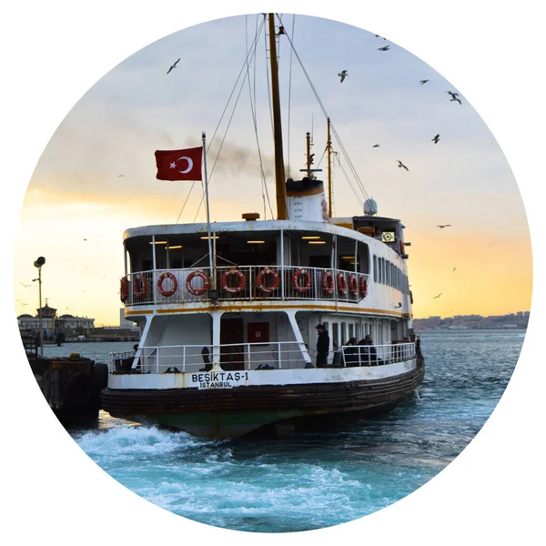 Bateau Croisière Blanc Transportant Des Passagers Symbole Istanbul Mars 2019 — Photo